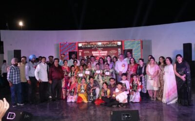 कार्यक्रम में मुख्यातिथि हरियाणा विधानसभा के अध्यक्ष हरविन्द्र कल्याण महिला को सम्मानित करते हुए।