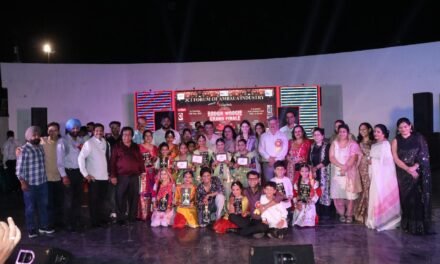 कार्यक्रम में मुख्यातिथि हरियाणा विधानसभा के अध्यक्ष हरविन्द्र कल्याण महिला को सम्मानित करते हुए।