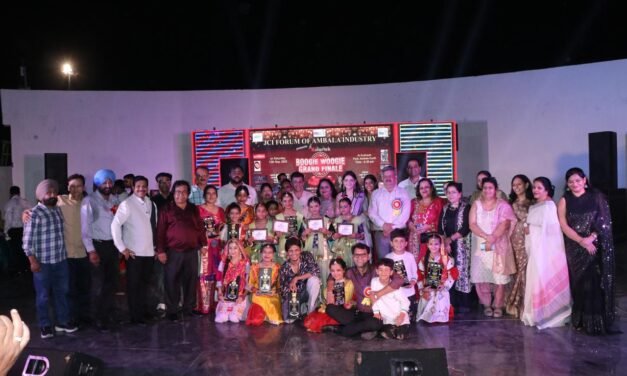 कार्यक्रम में मुख्यातिथि हरियाणा विधानसभा के अध्यक्ष हरविन्द्र कल्याण महिला को सम्मानित करते हुए।