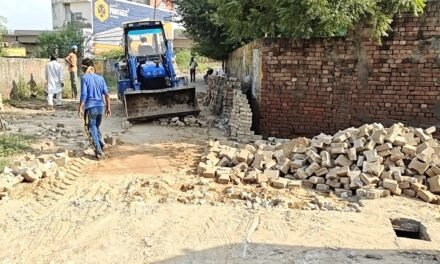 उकलाना में छह माह पहले बनी गली तोड़कर दोबारा निर्माण