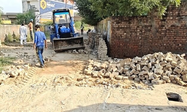 उकलाना में छह माह पहले बनी गली तोड़कर दोबारा निर्माण
