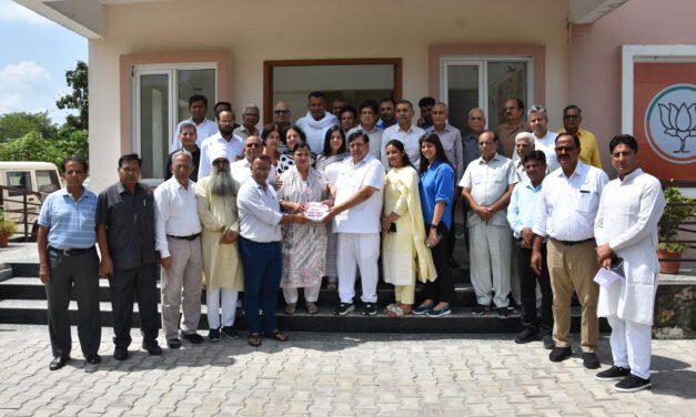 गीता भवन सहित 17 संस्थाओं ने पूर्व चेयरमैन कैलाश भगत की अगुवाई में पंजाब में बाढ़ राहत के लिए दिए सात लाख रुपये