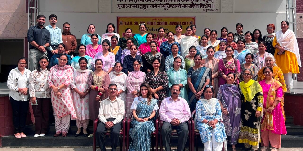 डीएवी पब्लिक स्कूल में सीबीएसई सेंटर आॅफ एक्सीलेंस पंचकूला के तत्वावधान में मूल्य शिक्षा विषय पर एक दिवसीय संगोष्ठी का आयोजन किया