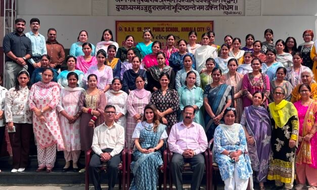 डीएवी पब्लिक स्कूल में सीबीएसई सेंटर आॅफ एक्सीलेंस पंचकूला के तत्वावधान में मूल्य शिक्षा विषय पर एक दिवसीय संगोष्ठी का आयोजन किया