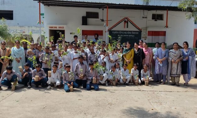 राजकीय वरिष्ठ माध्यमिक विद्यालय मेन ब्रांच में विद्यार्थियों व स्टाफ को पौधे वितरित किए