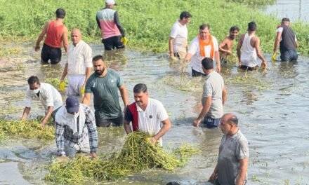 विधायक सतपाल जांबा ने पूंडरीक तीर्थ में लोगों के साथ की तीर्थ की सफाई