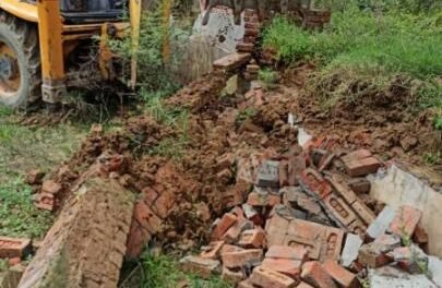 पूंडरी में पनप रही अवैध कालोनी में डीटीपी ने की तोडफ़ोड़