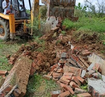 पूंडरी में पनप रही अवैध कालोनी में डीटीपी ने की तोडफ़ोड़