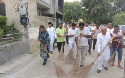 स्वच्छता अभियान चलाकर प्रदेश महामंत्री डा अर्चना गुप्ता ने मनाया प्रधानमंत्री मोदी का जन्मदिन