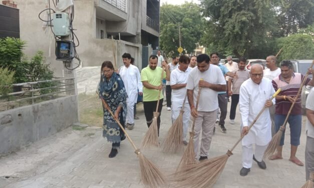 स्वच्छता अभियान चलाकर प्रदेश महामंत्री डा अर्चना गुप्ता ने मनाया प्रधानमंत्री मोदी का जन्मदिन