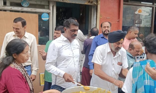 शक्ति सेवा सोसायटी ने  बाड़ पीड़ित परिवारों के लिए की भोजन वितरण सेवा