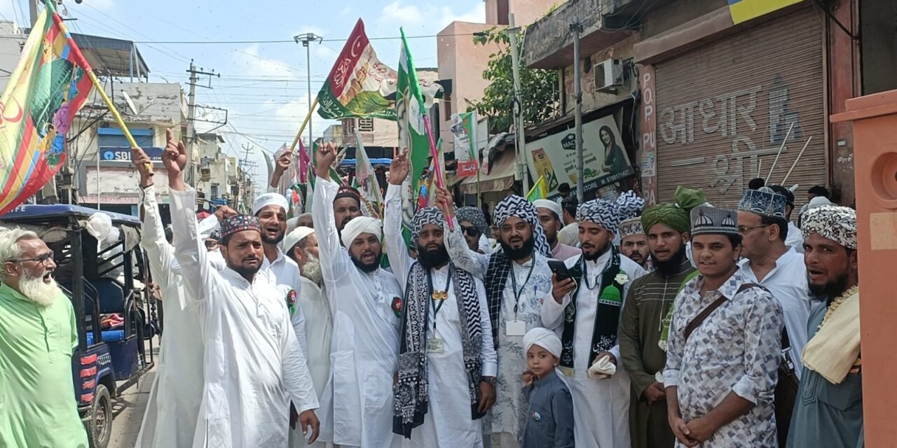 रजा-ए-मुस्तफा वेलफेयर सोसाइटी द्वारा जश्ने-ईद मिलाद उल-नबी के उपलक्ष्य में निकाली शोभायात्रा