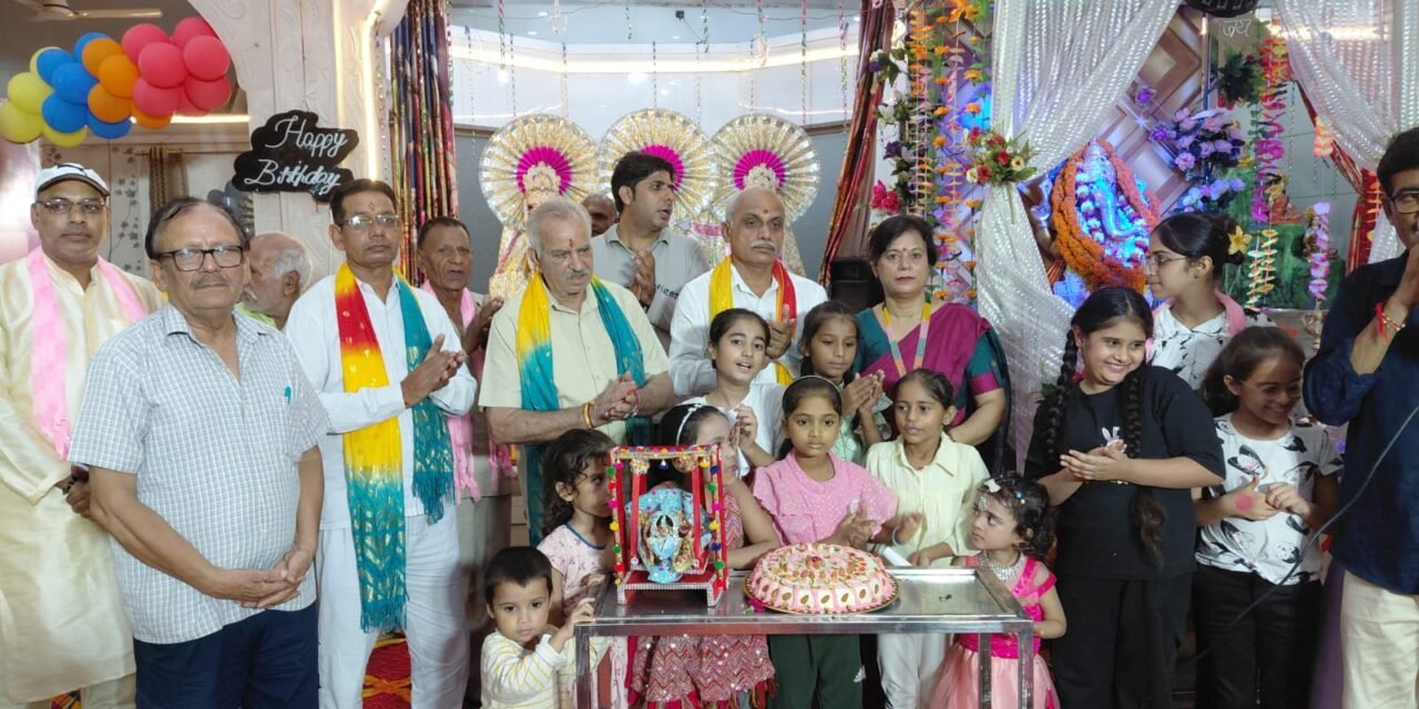 गणेश महोत्सव मे धूमधाम से मनाई राधा अष्टमी,कन्याओ से कटवाया केक*