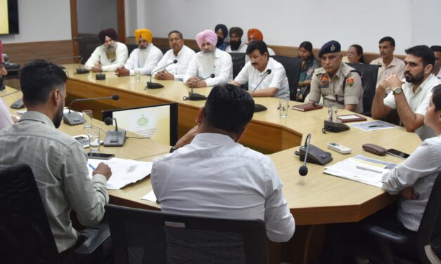 घग्गर क्षेत्र के हरियाणा व पंजाब के गांवों के किसानों के साथ जिला प्रशासन की हुई बैठक