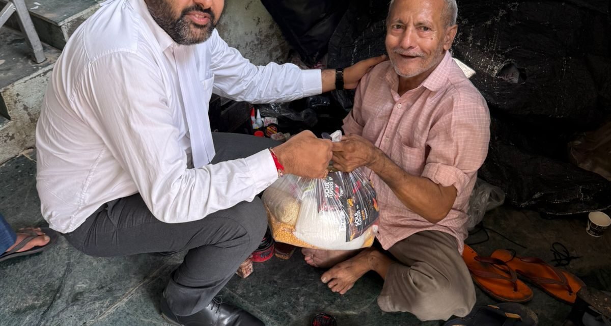 बाढ़ में फंसे एक मूक-बधिर मोची की मदद कर मिसाल बने हर्ष साहनी