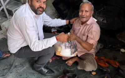 बाढ़ में फंसे एक मूक-बधिर मोची की मदद कर मिसाल बने हर्ष साहनी