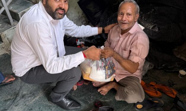 बाढ़ में फंसे एक मूक-बधिर मोची की मदद कर मिसाल बने हर्ष साहनी