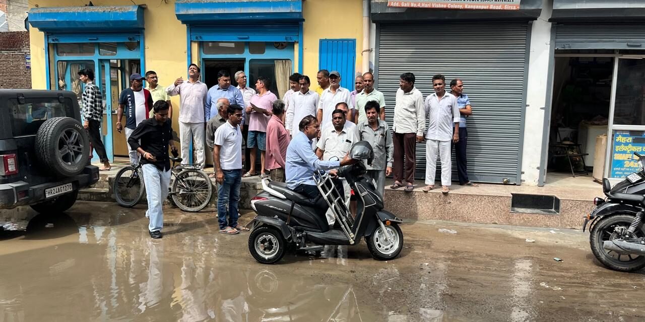 वार्डवासियों के धरने के बाद जागे अधिकारी, पानी निकासी करवाई शुरू चेतावनी, रविवार तक सीवरेज नहीं खुले तो फिर से बनाई जाएगी ठोस रणनीति