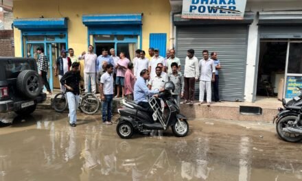 वार्डवासियों के धरने के बाद जागे अधिकारी, पानी निकासी करवाई शुरू चेतावनी, रविवार तक सीवरेज नहीं खुले तो फिर से बनाई जाएगी ठोस रणनीति