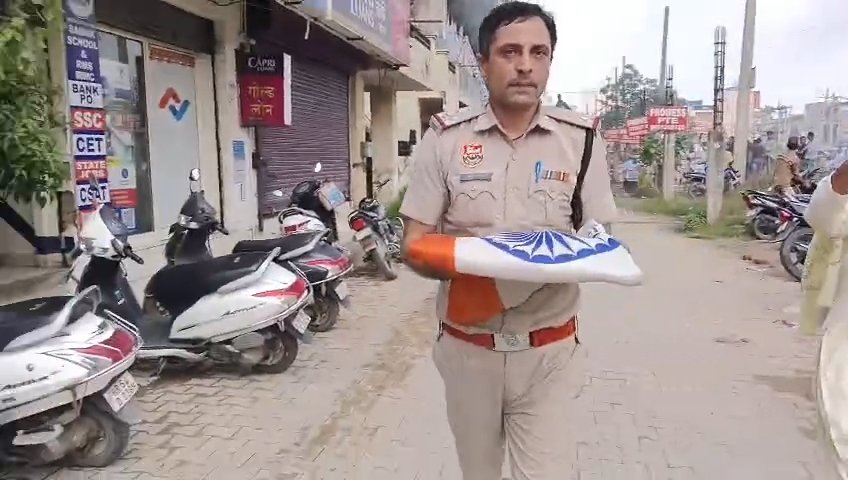 बलदेव नगर एसएचओं रमेश कुमार की सुझबुझ से जलने से बचा तिरंगा