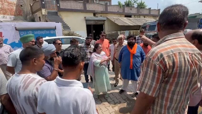 दशमेश नगर में जलभराव से हाहाकार:  महापौर शैलजा संदीप सचदेवा ने किया मौके पर निरीक्षण, पंप व जेसीबी लगवाए, स्थाई समाधान का भरोसा