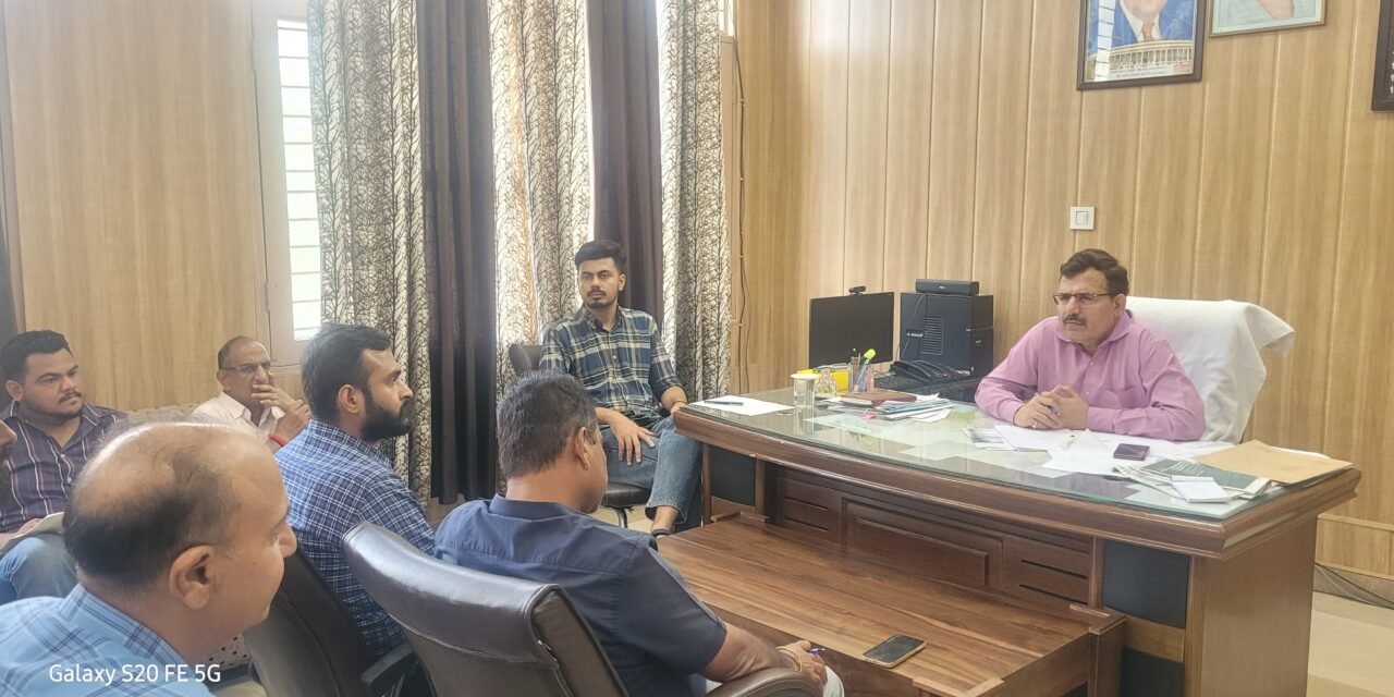 एसडीएम ने विभिन्न विभागों के अधिकारियों की ली बैठक, जल भराव की स्थिति से निपटने के लिए जो कार्य किए जा रहे हैं और आगे बेहतर समन्वय बनाकर और कार्य हो सकते हैं, उसके बारे चर्चा की।