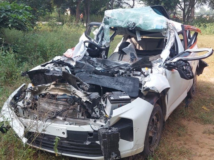 पार्टी कर लौट रहे युवकों की कार ट्रक से टकराई, युवक की मौत