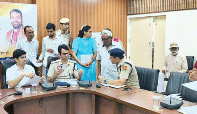 डीसी अभिषेक मीणा ने समाधान शिविर में सुनी आमजन की शिकायतें