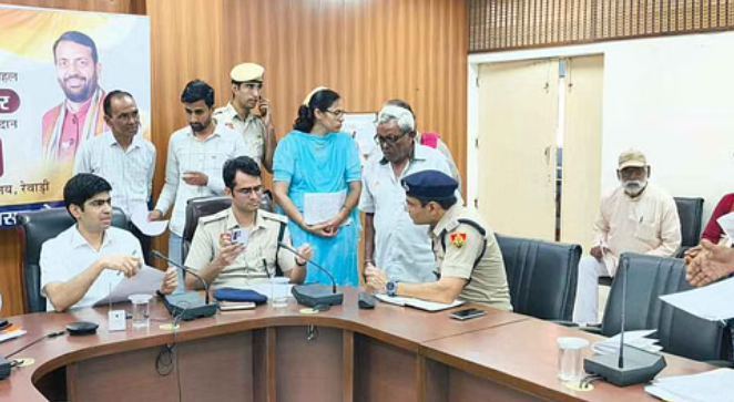 डीसी अभिषेक मीणा ने समाधान शिविर में सुनी आमजन की शिकायतें