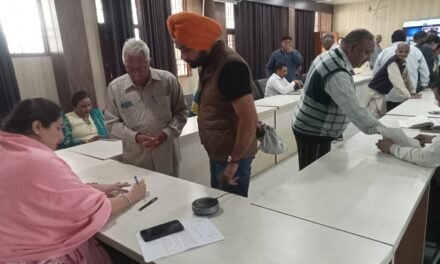 समाधान शिविर में एसडीएम शिवजीत भारती ने सुनी लोगों की समस्याएं