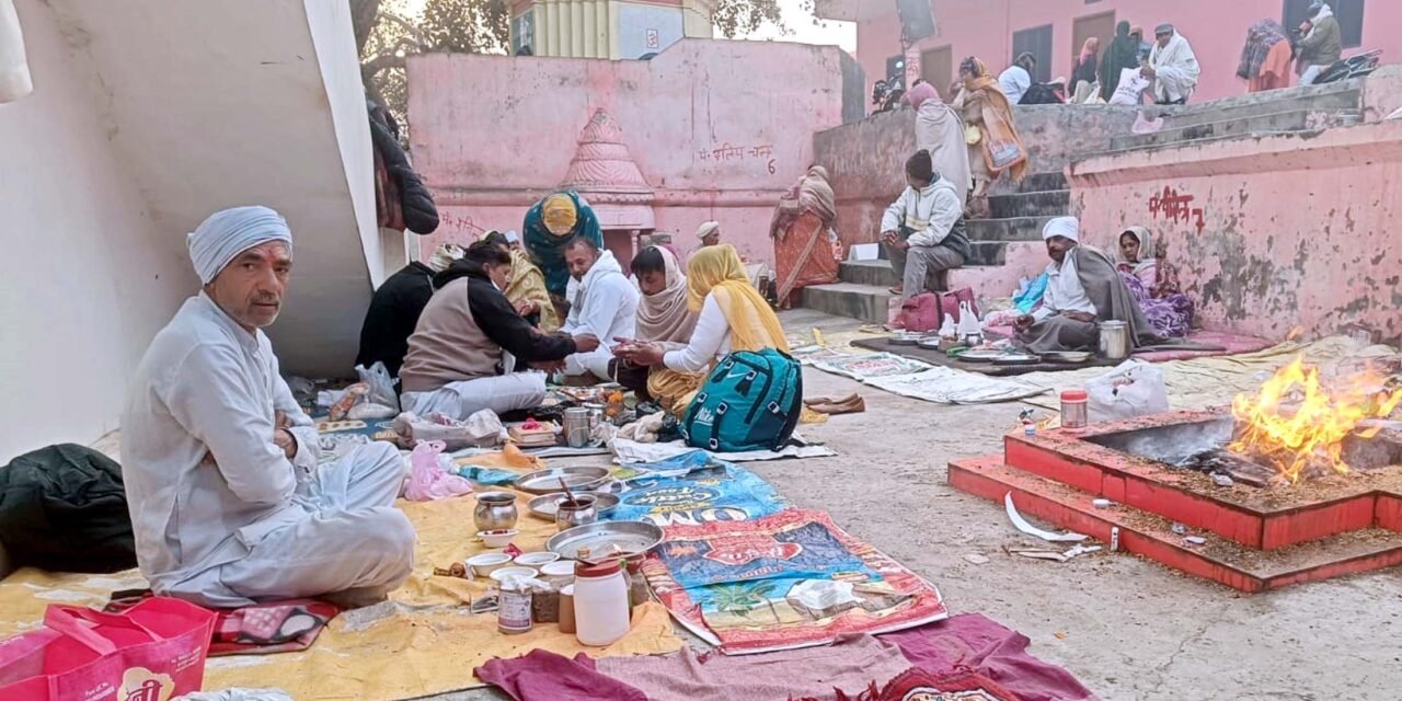 मार्गशीष अमावस्या पर पिंडारा तीर्थ में श्रद्धालुओं ने किया पिंडदान