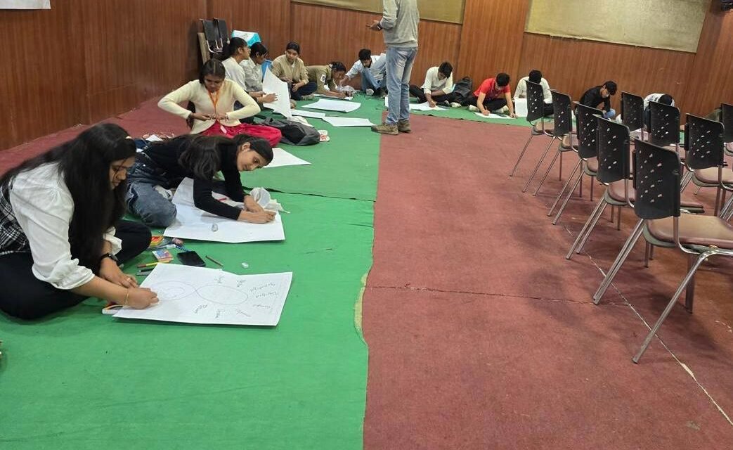 बाल विवाह मुक्त भारत अभियान के तहत आर्य कॉलेज में विद्यार्थियों ने बनाए जागरूकता पोस्टर