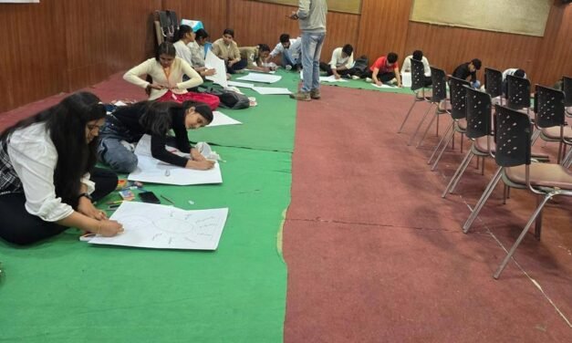 बाल विवाह मुक्त भारत अभियान के तहत आर्य कॉलेज में विद्यार्थियों ने बनाए जागरूकता पोस्टर