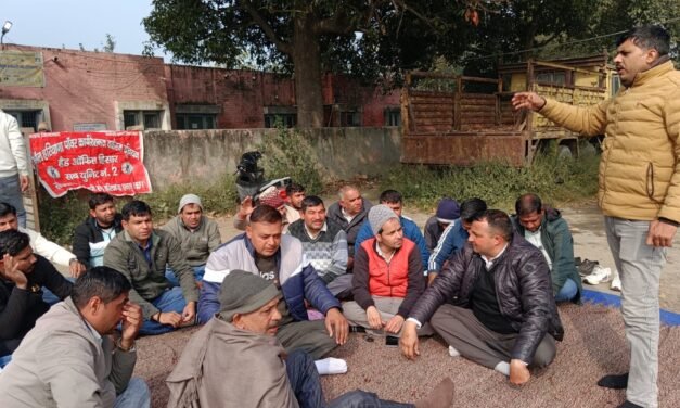 ऑनलाइन ट्रांसफर पॉलिसी के विरोध में बिजली कर्मियों की सांकेतिक भूख हड़ताल, ज्ञापन सौंपा