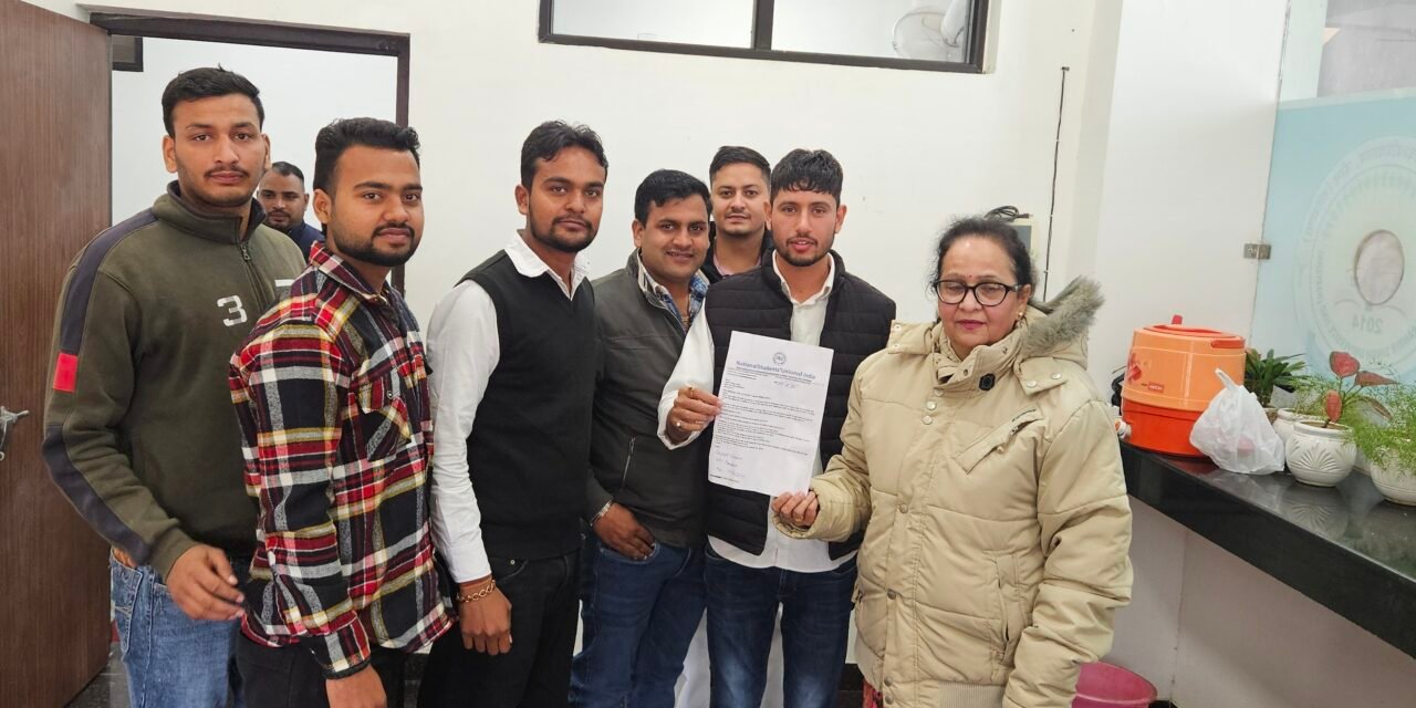 सीआरएसयू में अनावश्यक बैरिकेडिंग को लेकर एनएसयूआई का विरोध, रजिस्ट्रार को सौंपा ज्ञापन