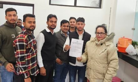 सीआरएसयू में अनावश्यक बैरिकेडिंग को लेकर एनएसयूआई का विरोध, रजिस्ट्रार को सौंपा ज्ञापन