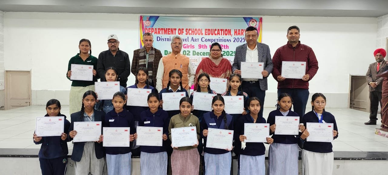 जिला स्तरीय पेंटिंग प्रतियोगिता में छात्राओं की चमक, डीईओ सुधीर कालड़ा ने विजेताओं को किया सम्मानित