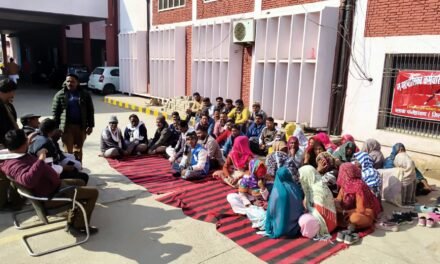 सफाई ठेका खत्म होते ही 70 से अधिक कर्मचारी बेरोजगार, नौकरी बहाली की मांग को लेकर धरना प्रदर्शन