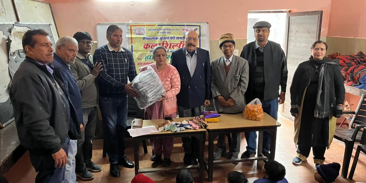अंशुल बनमाली मेमोरियल ट्रस्ट ने निर्धन छात्राओं को सर्दी से राहत हेतु स्वेटर भेंट किए