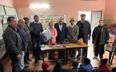 अंशुल बनमाली मेमोरियल ट्रस्ट ने निर्धन छात्राओं को सर्दी से राहत हेतु स्वेटर भेंट किए