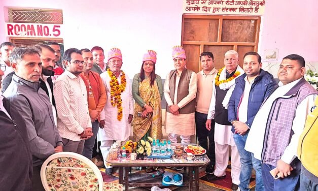 कार्यकर्ताओं के साथ मन की बात के 128वें एपिसोड का श्रवण, पर्यटन व स्वदेशी पर जोर