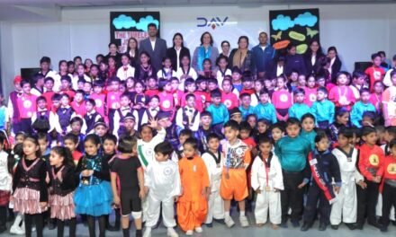 रिवरसाइड डीएवी स्कूल में ‘टाइमलेस जर्नी ऑफ फिटनेस’ में नन्हे बच्चों ने दिखाया परंपरा और आधुनिकता का सुंदर संगम
