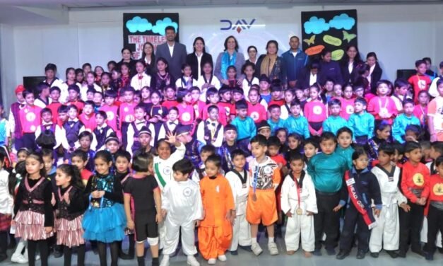 रिवरसाइड डीएवी स्कूल में ‘टाइमलेस जर्नी ऑफ फिटनेस’ में नन्हे बच्चों ने दिखाया परंपरा और आधुनिकता का सुंदर संगम