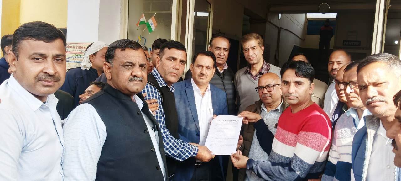 ऑनलाइन ट्रांसफर पॉलिसी के विरोध में बिजली कर्मियों का जोरदार प्रदर्शन, रेवाड़ी में दो घंटे का सांकेतिक धरना