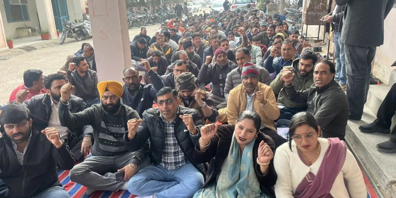 स्थानांतरण नीति के विरोध में बिजली कर्मचारियों का धरना, सरकार को दी आंदोलन तेज करने की चेतावनी