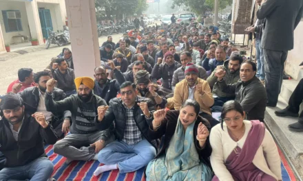 स्थानांतरण नीति के विरोध में बिजली कर्मचारियों का धरना, सरकार को दी आंदोलन तेज करने की चेतावनी