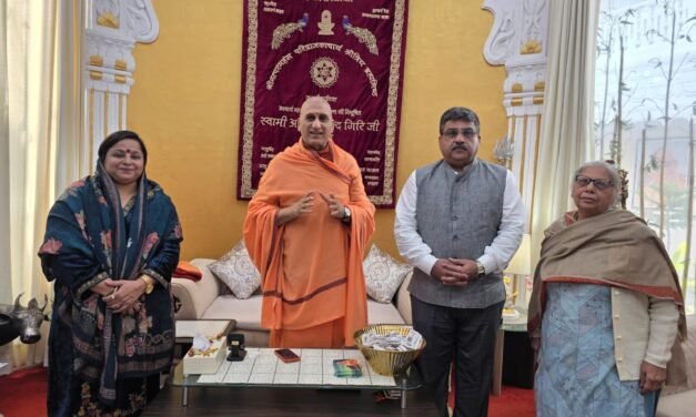 मेयर शैलजा संदीप सचदेवा ने जूना पीठाधीश्वर स्वामी अवधेशानंद महाराज से लिया आशीर्वाद