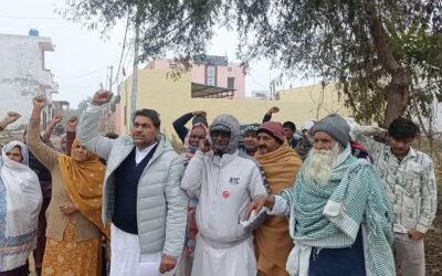 हाईटेंशन बिजली लाइन का काम दो घंटे रोका, किसानों ने बढ़े मुआवजे की मांग को लेकर किया प्रदर्शन