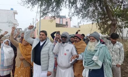 हाईटेंशन बिजली लाइन का काम दो घंटे रोका, किसानों ने बढ़े मुआवजे की मांग को लेकर किया प्रदर्शन