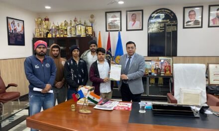 अकादमिक कैलेंडर के अनुसार कक्षाएं लगाने की मांग, किसान छात्र एकता संगठन ने वीसी को सौंपा ज्ञापन